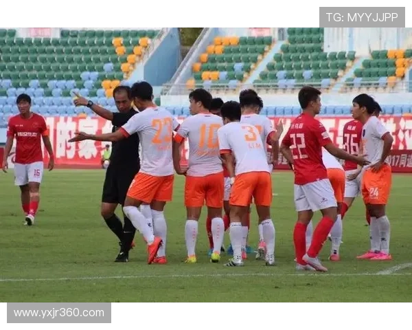 队友们穿“队长加油”T恤入场,特狮晒照:谢谢家人们 队友们穿“队长加油”T恤入场,特狮晒照:谢谢家人们